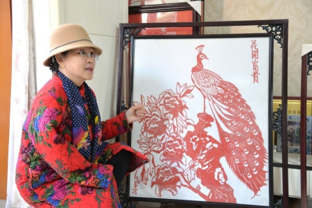 One-Armed Paper-Cutting Artist Creates a World with Her Knife