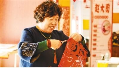Zhao Meiling, Inner Mongolia Paper-Cutting Inheritor: Carving with Precision and Depicting the Countryside